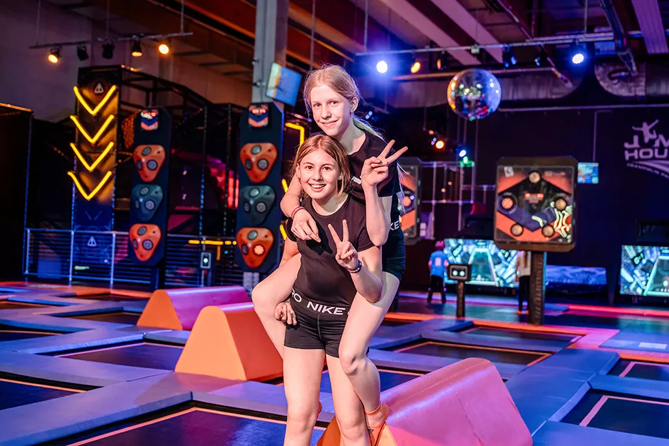 Zwei Mädchen im JUMP House
